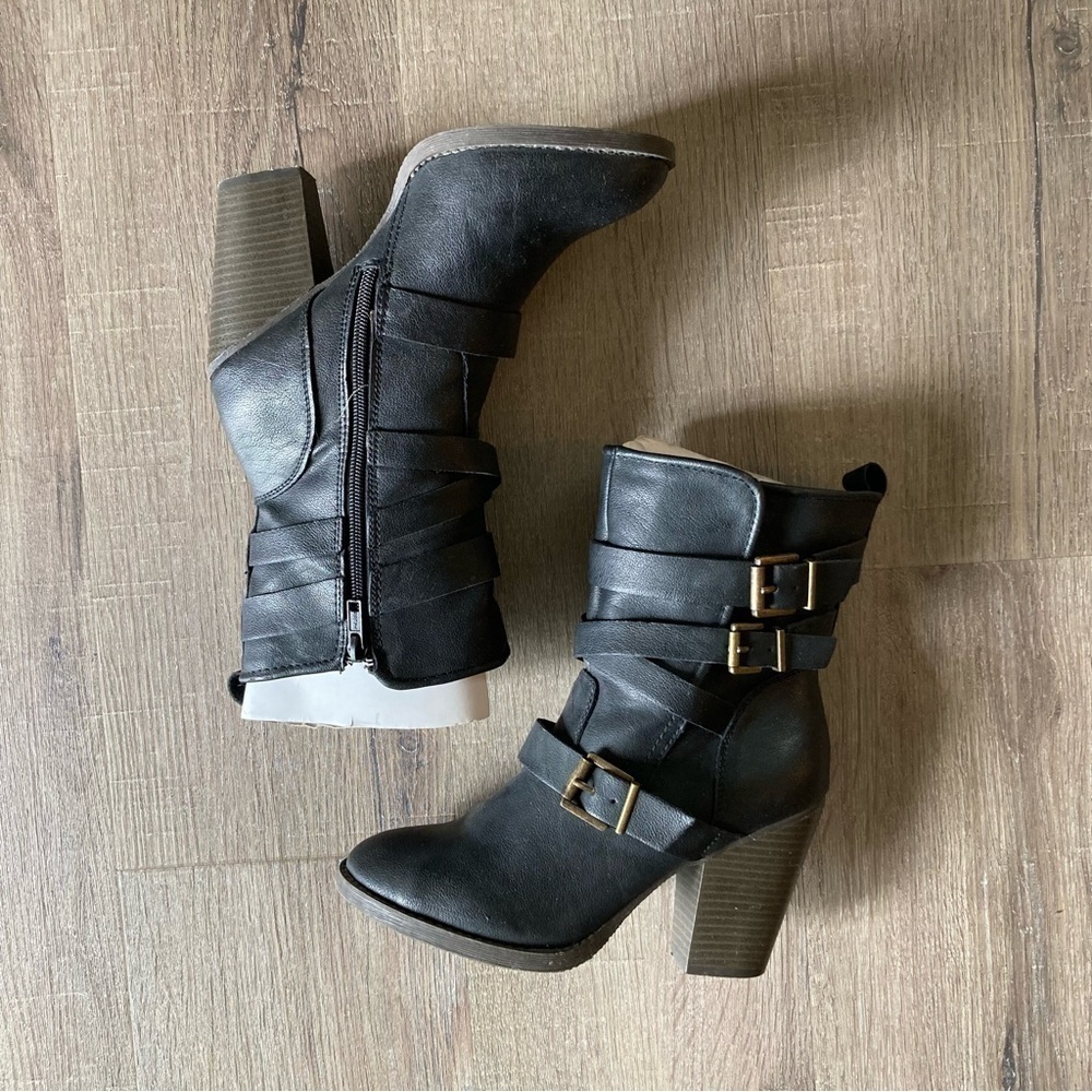 Candie’s Strappy Ankle Boot 7.5 EUC